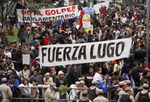 Manifestación frente a la sede del Congreso contra los parlamentarios que votaron por la destitución de Lugo. Fuente: archivos.albaciudad.org