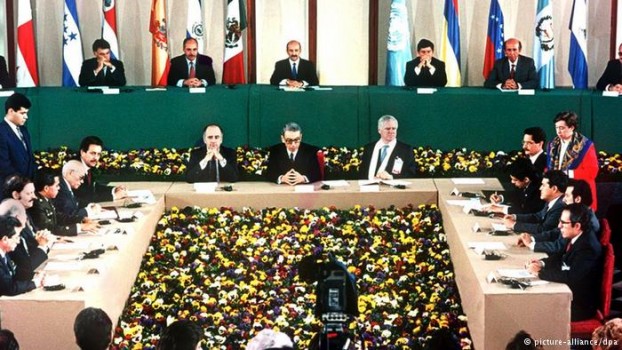 Firma de los Acuerdos de Paz en enero de 1992, en el castillo de Chapultepec, México.