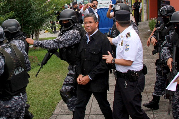 El expresidente Francisco Flores al momento de ser trasladado a las bartolinas de la DAN y dejar el arresto domiciliar que tenía en su casa. (Foto: José Mejía)
