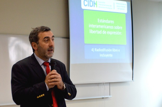 Relator de Libertad de Expresión de la OEA, Edison Lanza, en conversatorio con representantes de la sociedad civil. (Foto: José Mejía)