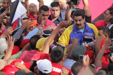 Le 9 mars à Caracas, Maduro rencontre des mouvements communaux venus de tout le pays et annonce l’octroi de 2400 millions de bolivars pour qu’ils puissent réaliser leurs projets socio-productifs ou de construction de logements.