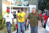 Le nouveau ministre de la Commune Reinaldo Itturizza (à droite), los d'une journée du "gouvernement de rue", mai 2013.
