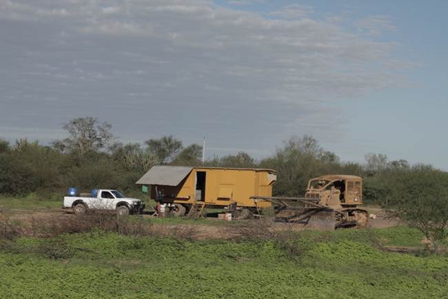 Los topadoristas montan campamentos para agilizar las largas jornadas de desmonte en el Chaco. Foto: Diego Rivas. 