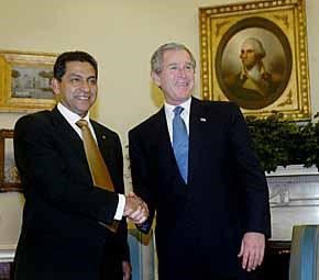 gutierrez_con_bush.jpg