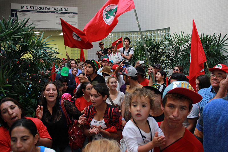 Florianópolis (SC), cerca de 500 trabalhadores rurais ocuparam o Ministério da Fazenda