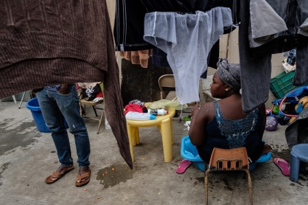 mujer_en_refugio_custom.jpg mujer_en_refugio_custom.jpg