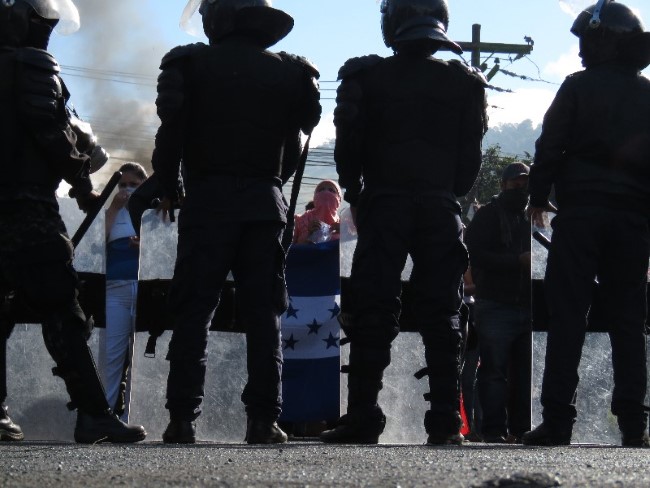 policias_manifestantes_honduras_custom.jpg