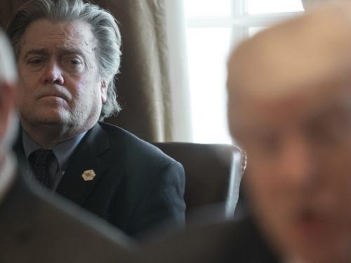 13mar2017-steve-bannon-esq-ouve-o-presidente-dos-eua-donald-de-trump-dir-durante-encontro-com-a-imprensa-na-casa-branca-1515148156478_v2_4x3-1024x769.jpg