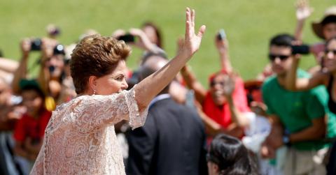  1jan2015 a presidente do brasil dilma rousseff acena para as pessoas durante desfile em carro aberto pela esplanada dos ministerios durante cerimonia de posse para o seu segundo mandato