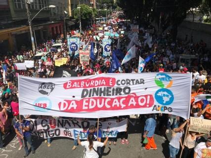 30m-_protesto_em_defesa_da_educacao_2_-foto_bdf_mobile.jpg