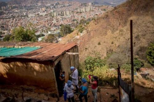a_doctor_and_members_of_the_local_health_committee_visit_a_family_in_alto_de_lidice_caracas_venezuela_-_gsus_garcia.jpg