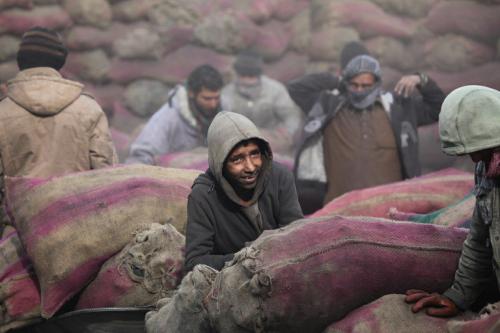 No Afeganistão, refugiados recebem ajuda humanitária de agência da ONU Foto: Sayed Muhammad Shah / Unama afganistan ayuda humanitaria