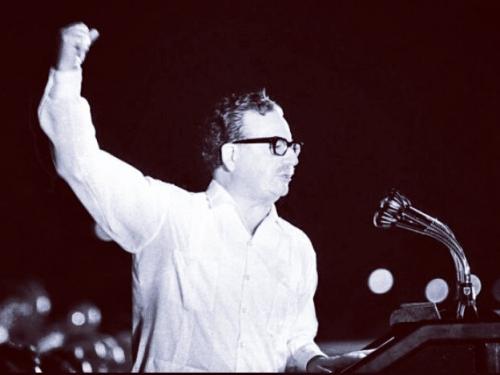 allende_en_la_tarima.jpg allende_en_la_tarima.jpg