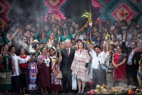 amlo_con_indigenas_posesion_mobile.jpg