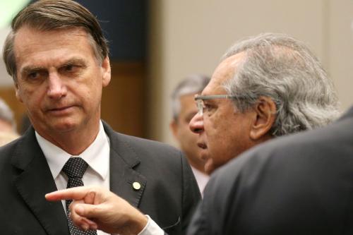 bolsonaro_guedes_dedo.jpg