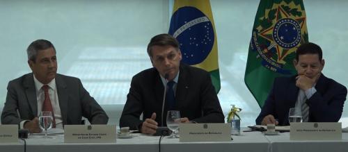 bolsonaro_sentado_entre_dois_generais.jpg