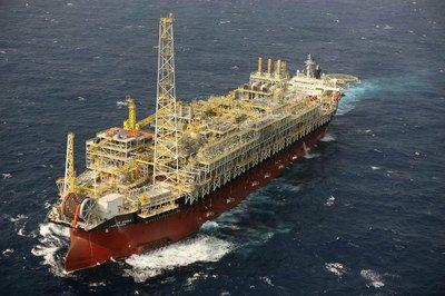 Os EUA reforçam sua política intervencionista de garantir o acesso aos recursos naturais buque petrolero petrobras