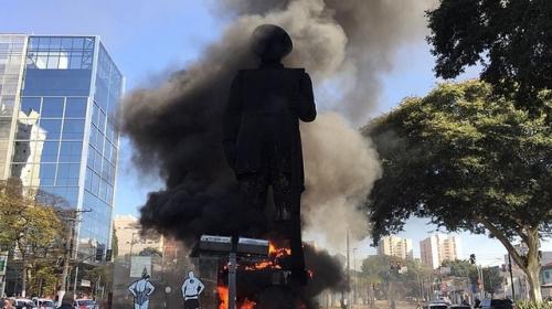 burning_statue_of_borba_gate_brazil_-_thais_haliski.jpg