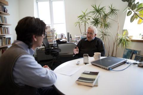 Jorge Majfud con Noam Chomsky. Foto de Sarah Silbiger, Daily Free Press, Boston University chamsky majfud april 2016 14b mobile