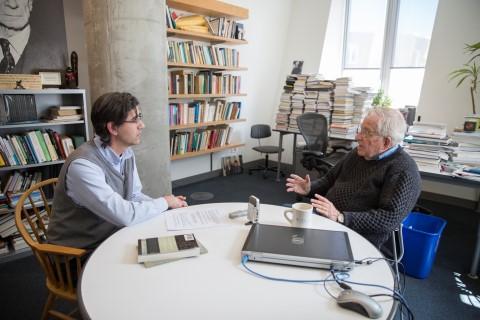 El escritor Jorge Majfud con Noam Chomsky.  Foto de Sarah Silbiger, Daily Free Press of Boston University chomsky majfud april 2016 d sarah silbiger daily free press of boston university mobile