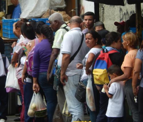 Foto: Luis Britto colas de compradores   luis britto