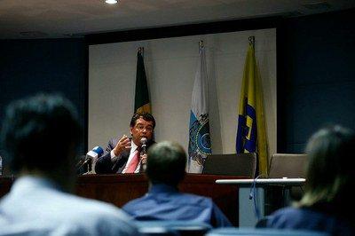 Em 2015, o então ministro de Minas e Energia conversa com correspondentes estrangeiros   Foto: Divulgação / ACIE crisis brasil