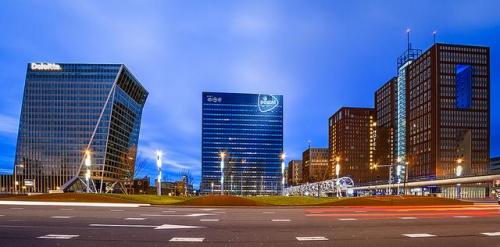 A la izquierda, el edificio de Deloitte en La Haya / Christopher A. Dominic deloitte la haya
