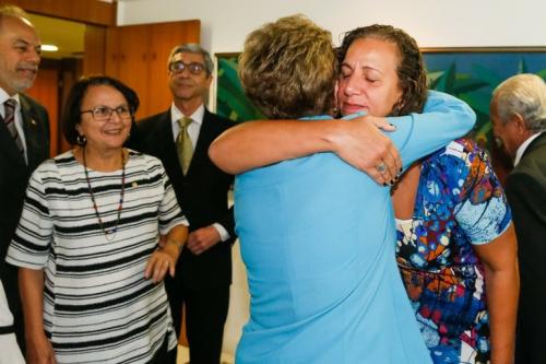 Dilma abraça a deputada Jandira Feghali (PCdoB RJ) durante encontro com parlamentares contrários ao impeachment, na segunda feira 18 dilma jandira