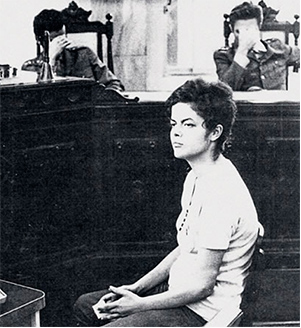 Dilma Rousseff juzgada por un tribunal militar a fines de los años 60. Tenía 21 años. Los militares cubren sus rostros. No por vergüenza, sino por cobardía. dilma juicio 21 anos