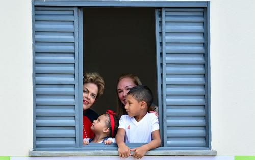 Ambiente político é dependente do cenário econômico e ambos têm impacto em programas sociais dilma ventana pueblo