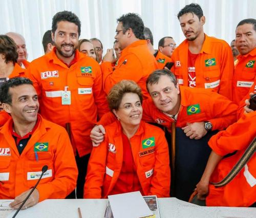 dilma_rousseff_with_oil_workers_-_vermelho.jpg