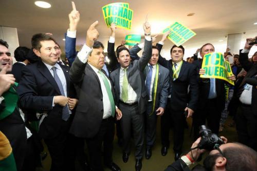 Deputados anti Dilma erguem placas "Tchau, querida": o patriarcado se move   Foto: Antonio Augusto / Câmara dos Deputados diputados brasil