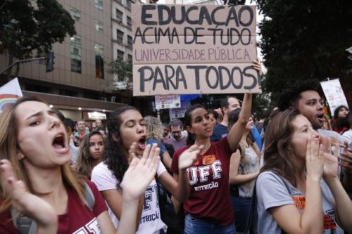 educacao_acima-de-tudo_custom_2.jpg