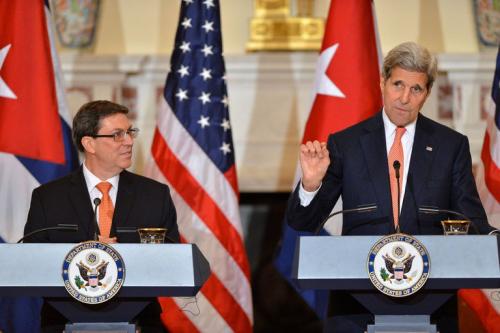John Kerry, secretário de Estado dos EUA (à dir.) com Bruno Rodríguez, ministro do Exterior de Cuba, em Washington, em 20 de julho. Uma chance para o diálogo  embajadores cuba eeuu