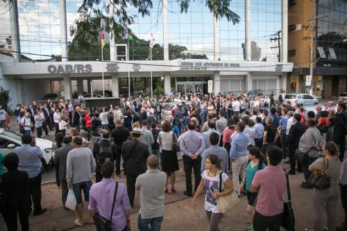 28/03/2016 – POA, RS – Grupo de advogados realiza ato em frente a OAB/RS   Foto: Guilherme Santos/Sul21 embargo abogados