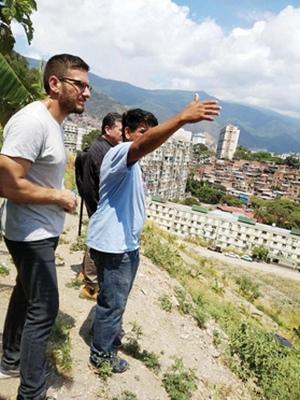 federico_fuentes_with_cucaracho_23_de_enero_barrio_caracas_-_zuleima_vergel.jpg