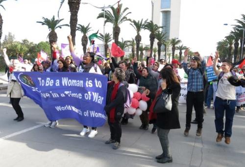 FSM Túnez 2015 Sergio Ferrari fsm con activa presencia de la marcha mundial de mujeres en la manifestacion de clausura 28 marzo en tunez foto sergio ferrari small