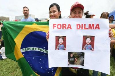 Manifestantes personalizam um sentimento que vai muito além de quem ocupa a cadeira de presidente image001