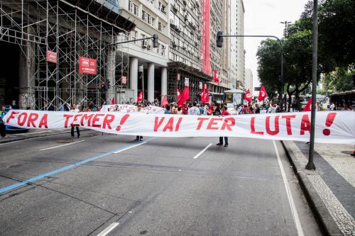 Trabalhadores e trabalhadoras mobilizadas em frente ao Incra no RJ. Foto: Pablo Vergara fora temer luta manifestacion brasil