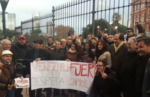 Buenos Aires: Manifestación en contra de la visita de Capriles a la Casa Rosada. Foto: Resumen Latinoamericano  fuera capriles buenos aires rl