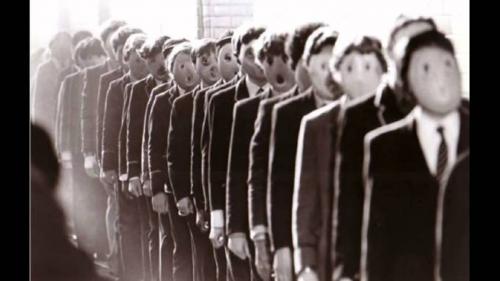 Foto: Imagem do videoclipe de “Another Brick In The Wall“, da banda inglesa Pink Floyd. golpe educacion