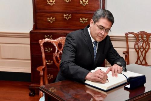 honduran_president_hernandez_signs_secretary_pompeos_guestbook_640x427_-_statedept.-wikimedia_commons.jpg