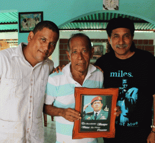 Morochito Iriza (centro), un revolucionario de toda la vida, defensor de la Laguna de Tacarigua Morochito Iriza