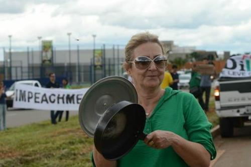 Pesquisa revela que 45% dos brasileiros se identificam, ideologicamente, com a centro direita e a direita Br   protesta