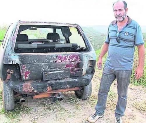 Joao Miranda Do Carmo junto a su vehículo incendiado en 2014 joao miranda do carmo periodistas brasil 2014