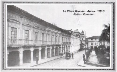 la_plaza_grande-aprox._1910_quito-ecuador_custom.jpg