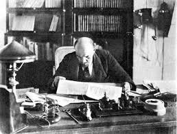  lenin leyendo