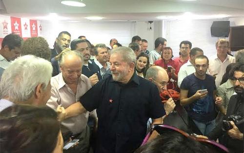 Lula: 'Lutei tanto contra a ditadura, e não vou aceitar essa ditadura midiática de hoje' / Foto: jornalistas livres  lula luego de detencion   jornalistas livres