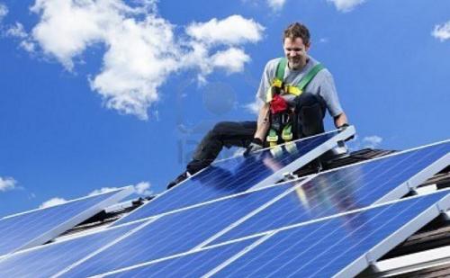 man-installing-alternative-energy-photovoltaic-solar-panels-on-roof_640x395.jpg