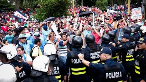 manifestantes_y_policias_costa_rica.jpg